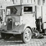 Kenteken: A 27164; Ford V8, foto uit "Fordwereld" februari 1938 (1769-12970)