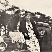 Kenteken: A 18246; Boelina Rekker-Boelens, Zwatsina (Sien) Boelens-Reinders en Hubertus Rekker bij de Chevrolet, gehuurd voor een dag uit naar Harderwijk, 1937, foto: J. Hospers