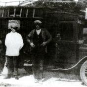 Kenteken: A 8847; Bode Tuitman naast de Ford, foto: archief W. Mollema