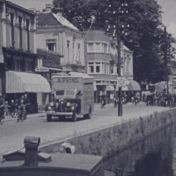 Kenteken: A 24524; Ford, Veendam, foto: still uit de film "Veendam: gegroeid uit het veen" M. Hekkens, G.H. Steurman, C. Hollander, 1936-1939, coll GrA (2209-7593)