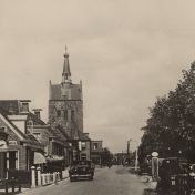 Kenteken: A 43439; Hoofdstraat 't Zandt, 1949 Vrachtwagen van Melkventer Fokke Bosma, foto:  B. van Dam