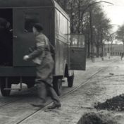 Kenteken: A 31192; Vrachtwagen, foto: still uit de film "Is Groningen Paraat?" S.J. Bakker, J.M. Heres Diddens-Zegerink ten Rodengate Marissen, 1940, coll. GrA (2209AV0019)