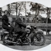 Kenteken: A 15245; Piet Mulder en zijn zus op de motor, foto: R. Gerlofs