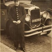 Kenteken: A 9259; Chauffeur E. Rump naast de Ford bus, foto: J.P.W. Rump