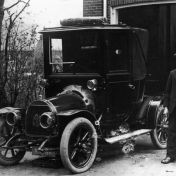 Kenteken: A 882; Naast de Opel de hulp van dr. Schönfeld dhr. Addens, foto verzameling L. H. Bruins (2794-64) 