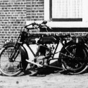 Kenteken: A 1671; Excelsior, Marum, hotel 'de Koppelpaarden' ca. 1921, foto: uitsnede 818-9476.jpg