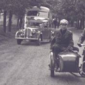 Kenteken: A 766; Rover, still uit de film "De grote trek", Luut Bartels, 02-06-1952, coll. GrA (2209-AV0467)