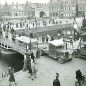 Kenteken: A 14538; Chevrolet, Noorderbrug, Leeuwarden, 1937, foto: H. E. Boostra; Fotograaf: Mellema