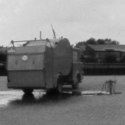 Kenteken: A 30763; Ford V8, foto: still uit de film "De Groningsche reinigingsdienst, voorheen en thans" , C.R. Tiddens, 1936-1949, coll. GrA (2209-AV0061)