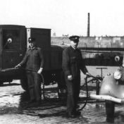 Kenteken: A 27163; Ford Junior, Verl. Lodewijkstraat, v.l.n.r. N. Mast, H.v.d. Werf en G. Swint, foto: archief Gemeentereiniging (1475)