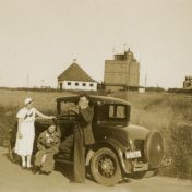 Kenteken: A 16178; Pieter Rozema en zijn vrouw Anne Haverkamp en onbekend persoon (midden) met de Ford, Delfzijl, 1933, foto: familie Rozema