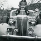 Kenteken: A 11126; Meindert de Grooth voorop de Chevrolet, foto: J. H. Blaauw