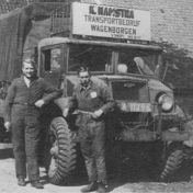 Kenteken: A 11298; K. Hamstra (links) en F. Zandinga bij de Chevrolet, foto: J. Smits