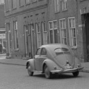 Kenteken: A 23645; Volkswagen, Groningen, Kruisstraat, 1954, foto: uitsnede 2248-3183.jpg; Fotograaf: Fotobedrijf Piet Boonstra