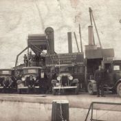 Kenteken: A 6927; De Ford vrachtwagens bij de Ensink asfaltmolen, 1935, foto: K.J. van Wieren