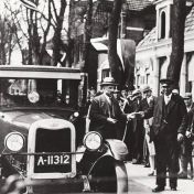 Kenteken: A 11312; Opheffing tolhek Roswinklerbrug "De Schutterij", Burgemeester Beins bij de portier van de Chevrolet, 02-05-1931 (1785-14453)