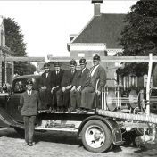 Kenteken: A 26801; Ford V8, Oosterstraat Scheemda, 1936, v.l.n.r. Klaas Alles, R. Koster, R. T. Grimmius, Z. Dijkhuis, R. van der Veen, en W. de Wit, foto: J. Wagenaar