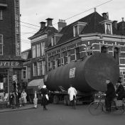 Kenteken: A 34130; Mack, Groningen, Steentilstraat 1949 (2248-00149); Fotograaf: Fotobedrijf Piet Boonstra