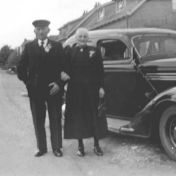 Kenteken: A 6088; Taxi Ebel Vaatstra Zuidwolde, Barteld Swierenga en zijn vrouw Jantje Pleiter ca. 1946, foto: Historische Vereniging gemeente Bedum (040129)