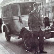 Kenteken: A 14540; De chauffeur van de firma Hoyer voor de Chevrolet, foto: archief familie Hoyer
