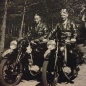 Kenteken: A 27396; Links Ekko Sikkens en rechts Berend Willem Bos op de DKW, foto: A.L.P. Bos