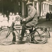 Kenteken: A 1671; Piet Kramer op zijn Douglas motor, Millystraat Zuidlaren, ca. 1915. (1785-16600)