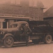 Kenteken: A 26081; Klaas en Henk Koopman bij de Dodge, foto: collectie W. Eekhof