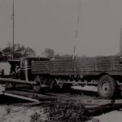 Kenteken: A 8795; De Indiana van Postema & Zuidema bij de oude veerpont bij Eck en Wiel. Foto: J. Smits
