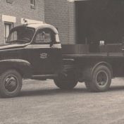 Kenteken: A 27121; GMC's A-14221 en A-27121, uitsnede foto W. Eekhof