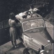Kenteken: A 38649; DKW, Vaals augustus 1947 v.l.n.r. Claartje, Wim, Gien, foto: G.R. Hollema