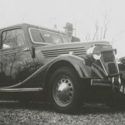 Kenteken: A 1014; Renault Primaquatre met H. Nagel, ca. 1947, foto: E. Nagel
