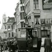 Kenteken: A 32258; Groningen, halte ADC  trolleybus, trolleys gaan omhoog, 26-05-1944 (2139-30)
