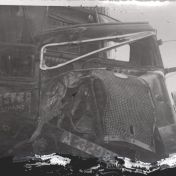 Kenteken: A 32983; De Ford vrachtwagen van de firma Klooster na een aanrijding tegen een boom, onbekende locatie, ca. 1950 (05887); Fotograaf: Molenhuis, Jacob / Spaarnestad Photo