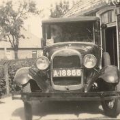 Kenteken: A 18866; Ford (Omgebouwde personenauto)  voor de bakkerszaak in Mensingeweer, foto: J. J. van Oosten