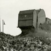 Kenteken: A 27161; Ford V8, Vuilstort op het Bultterrein ca. 1940, foto: archief Gemeentereiniging (1475)
