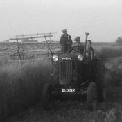 Kenteken: A 13892; Fordson ca. 1940, foto: Still uit GAVA-film AV0399