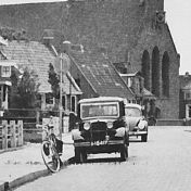 Kenteken: A 18417; Morris, Aduard, Burgemeester Seinenstraat, foto: J. Smits