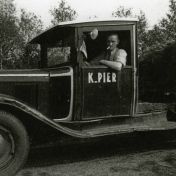 Kenteken: A 2682; Klaas Pier in zijn Chevrolet vrachtwagen, foto: archief W. Mollema