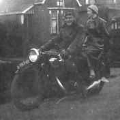 Kenteken: A 19348; Dirk Heijs en Bep (?) uitsnede foto L. D. Heijs