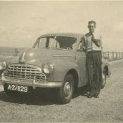 Kenteken: A 27829; Morris Oxford,  Zandvoort 1953, Reint Smit naast de auto, foto: R. Smit