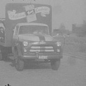 Kenteken: A 27377; Dodge, foto: Still uit GAVA-film AV2806