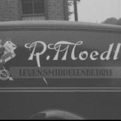 Kenteken: A 1143; De zijkant van de bestelauto, foto: still uit "Dorpsfilm Kiel-Windeweer", J.W.L. Adolfs, 1953 coll. GrA (2209-1166)