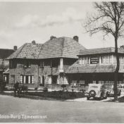 Kenteken: A 14709; Opel Olympia bij Pension Bosch en Zon, Emmen, Boschlaan-Burg.Tijmesstraat, ca. 1940, foto: collectie Drents Museum (DM0210011406)