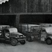 Kenteken: A 7113; GMC, foto uit de folder "Bouwt met hout van Meihuizen"