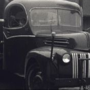 Kenteken: A 18558; Ford, foto: still uit de film "Scenario 10: o.a. verhuizing", Gerard A.B. Frinking, 1940-1949, , coll. GrA (2209-AV22373)