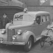 Kenteken: A 24485; GGD, nieuwe Studebaker ambulance en bakfiets voor het vervoer van drenkelingen, 1939. (1785-8024)