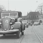 Kenteken: A 812; De Soto, foto: still uit de film "De Commerciële Club Groningen" J. Thie, 1949 coll. GrA (2209-AV0535)