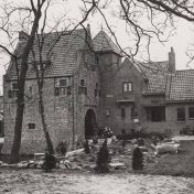Kenteken: A 10233; Middelstum, poortgebouw van de borg Asinga ca. 1925  (818-9888); Fotograaf: W. F. Pastoor