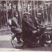 Kenteken: A 10287; Marten Bok en Jantina Westendorp met hun vrienden Derk van Aalderen en Hendrika Borgers in Appelscha, ca. 1925, foto: M. J. Bok