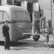 Kenteken: A 30626; Kromhout bus nr. 23 met een turfgasgenerator, ca. 1942. (1785-11519)
